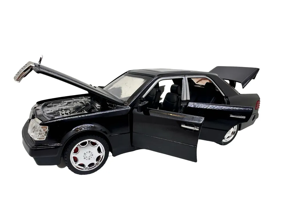 Preț redus Macheta Mercedes-Benz E500 AMG W124 negru 1 28 replica metal lumini si sunete usi capota portbagaj functionale