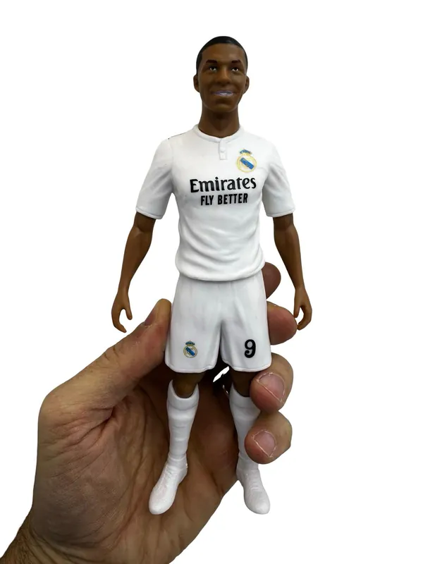 Figurina Mbappe Real Madrid cu minge – editie speciala, 21 cm Retur ușor