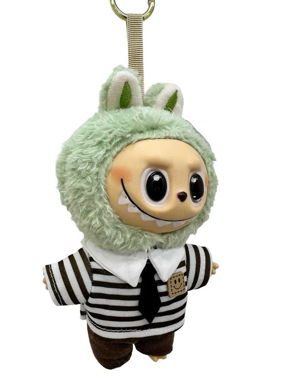 Comandă acum Breloc de plus Labubu verde cu costum in dungi maro