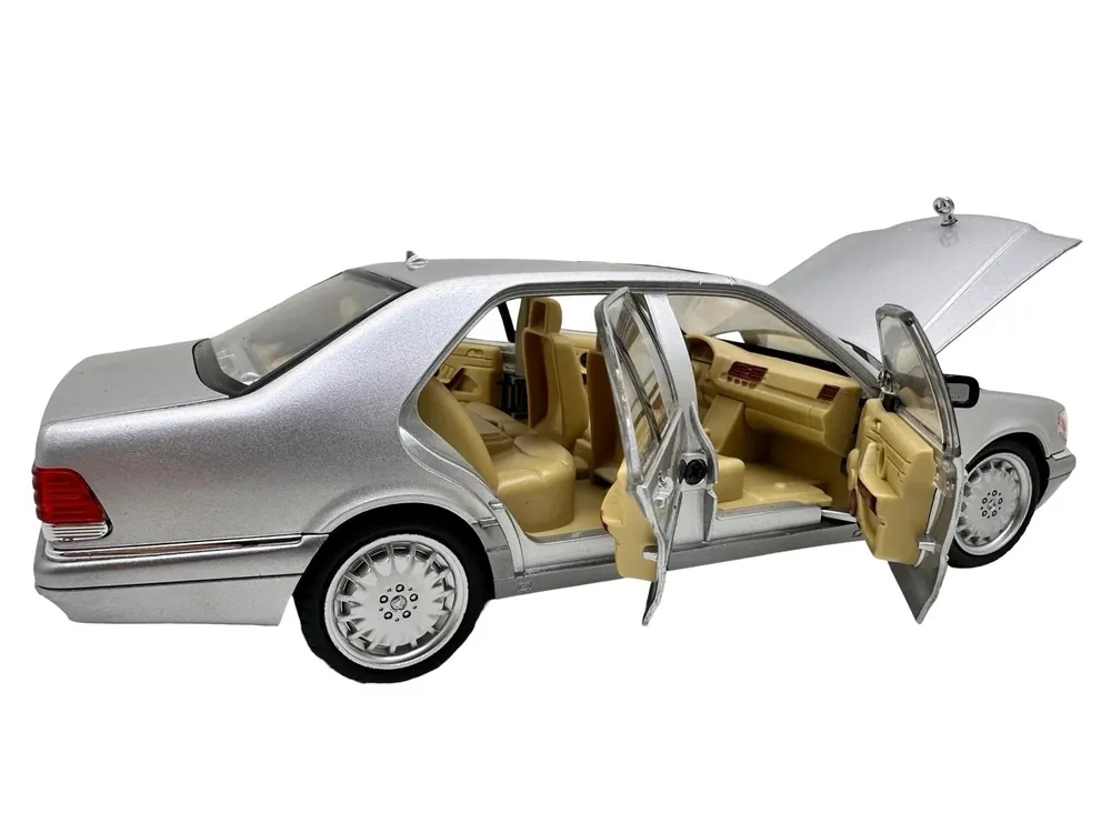 Lichidare de stoc Macheta auto Mercedes Benz S-Class (W140) S320 Balena 1993 (Replica) Silver cu led-uri si sunete scala 1/24